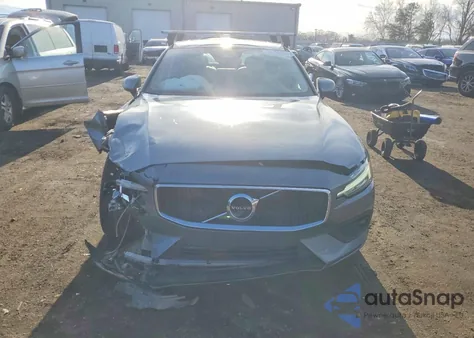 2019 Volvo S60 T6 Momentum z USA, uszkodzony, nr VIN 7JRA22TK4KG016446